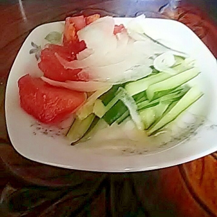 新玉ねぎ胡瓜トマトの三色サラダ